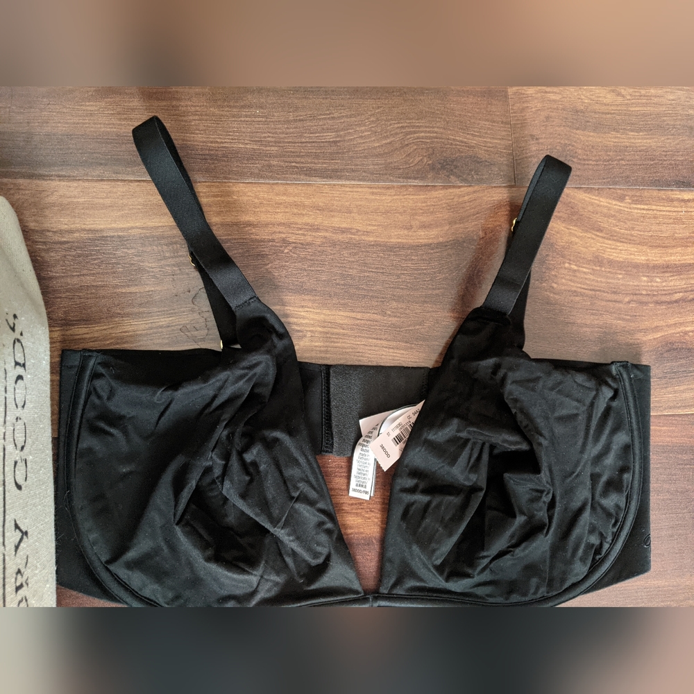 NWT! Incredible Victorias Secret 38DDD Unlined Plunge Bra Solid Black Underwire